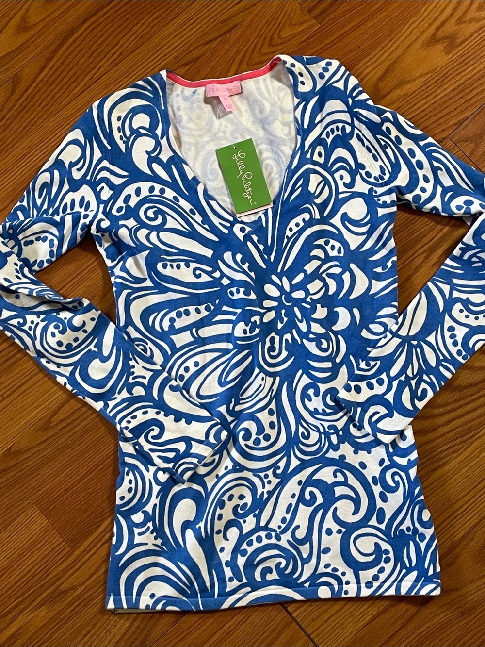 NWT Lilly Pulitzer Blue & White V‑Neck Floral Swirl Sweater Womens xs